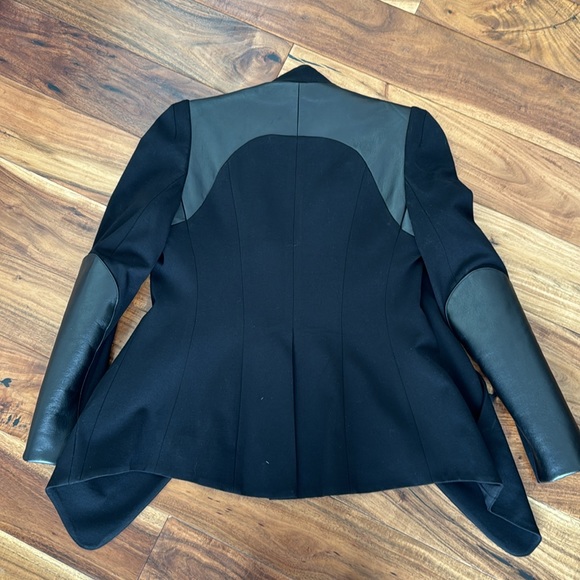 Absolutely gorgeous stylish blazer. Black fabric with leather combination - Picture 3 of 3